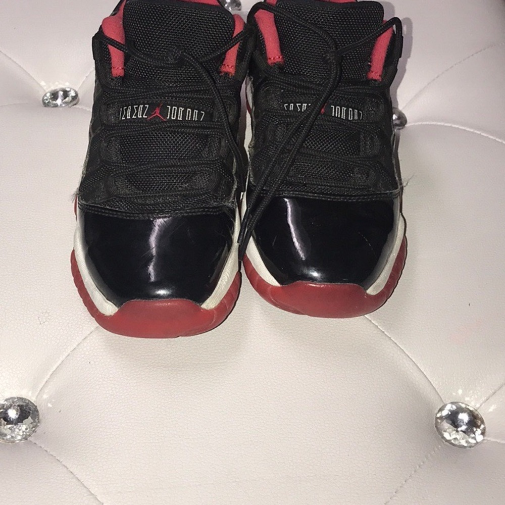 Jordan 11 low red and black run small